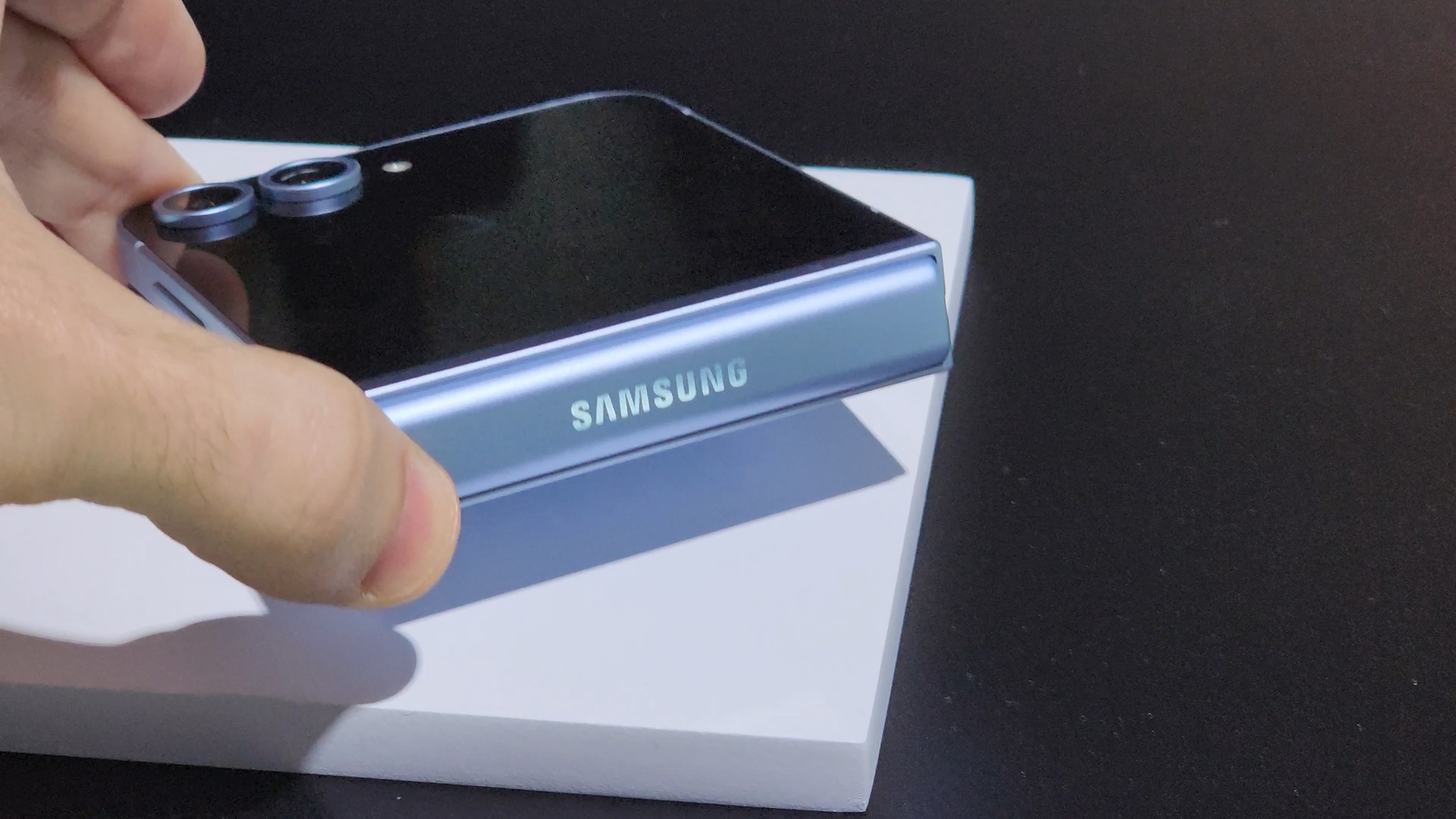 Foto do Galaxy Z Flip 6 com destaque para a parte externa de sua dobradiça