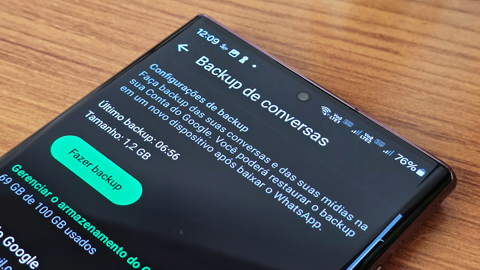 Foto de um celular na tela de backup conversas do WhatsApp