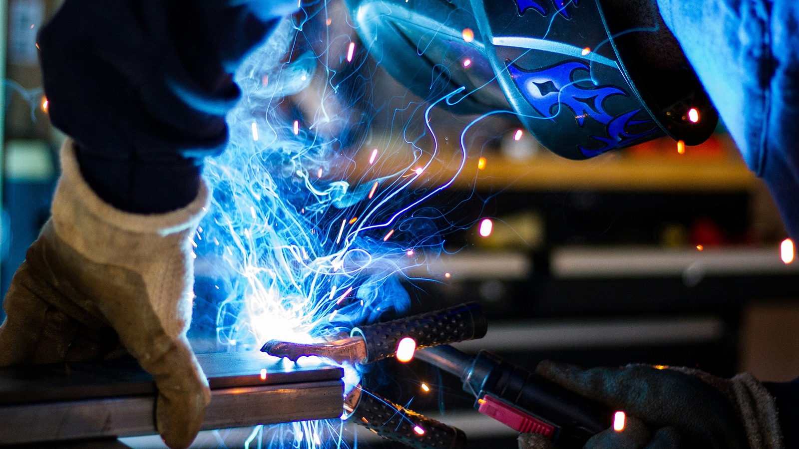 Alguém faz um trabalho de soldagem em uma fábrica nos Estados Unidos