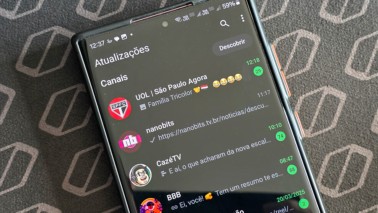 Aba de atualizações do WhatsApp com canais seguidos
