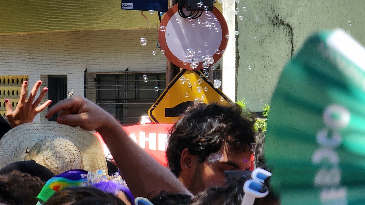 Bolhas de sabão sobem em meio a uma multidão durante um bloco de Carnaval em São Paulo