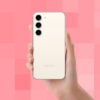 Galaxy S23 na cor creme sobre um fundo quadriculado em tons de rosa