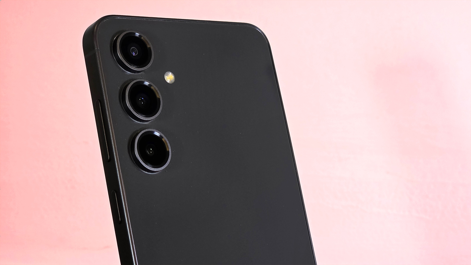 Traseira do Galaxy S24 FE ligeiramente virada para mostrar, também, os botões em sua lateral