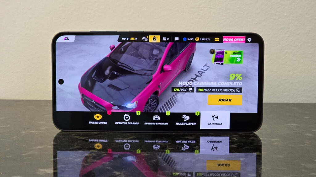 Tela do Galaxy S24 FE com a imagem de início do jogo Asphalt Legends Unite