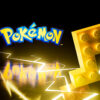 Os logos de LEGO e Pokémon, com um rabo de Pikachu na versão blocos de montar e raios
