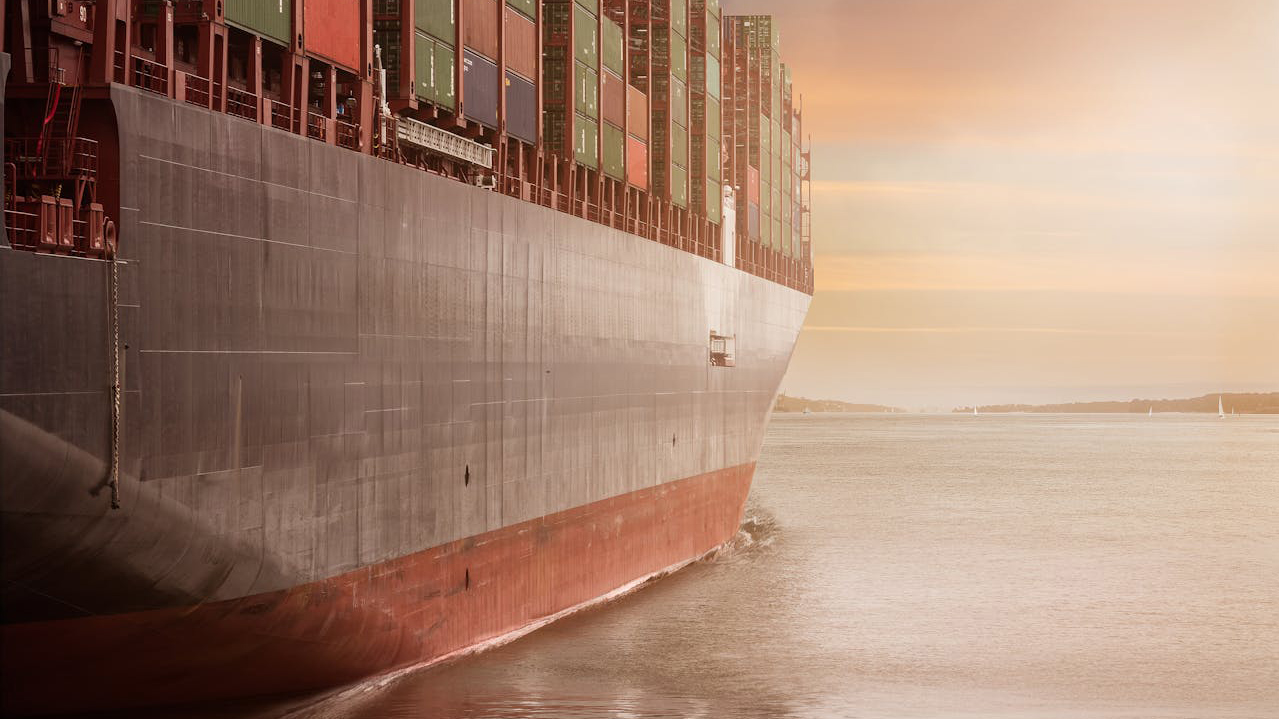 Um navio cargueiro no oceano