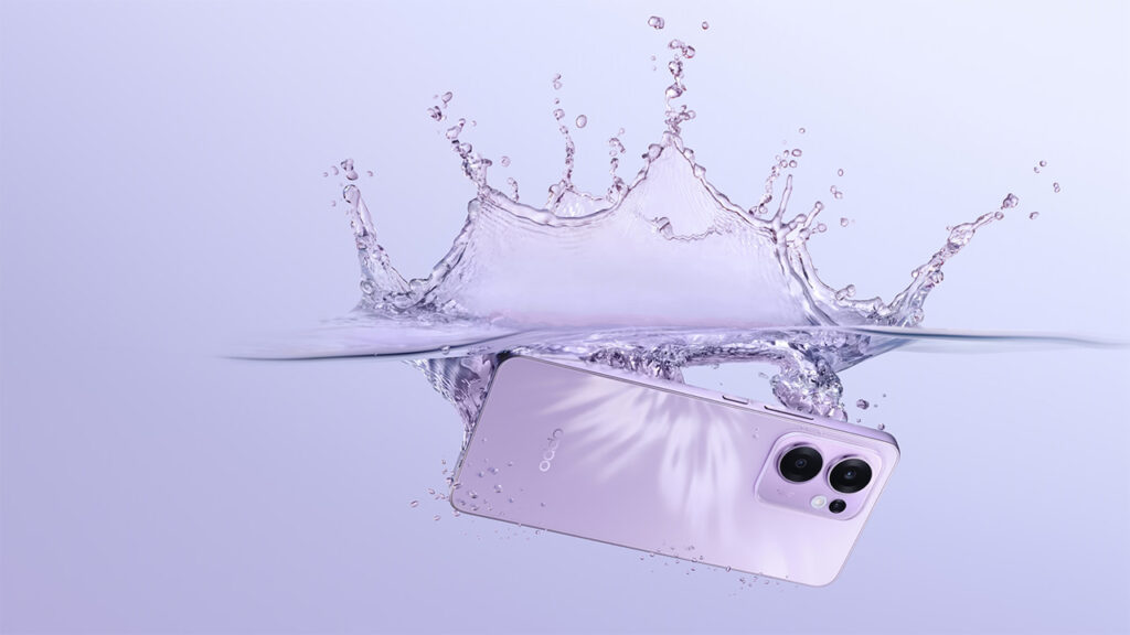 Celular Oppo Reno 13 F 5G na cor lavanda mergulhando em água