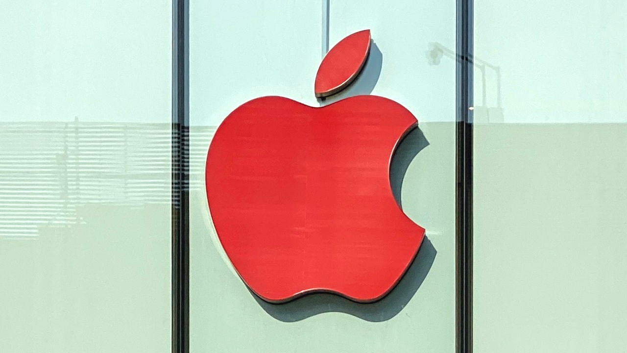 Foto da fachada de uma Apple Store com zoom no logo da empresa, uma maçã mordida, na cor vermelha