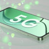 Foto de um celular com 5G escrito na tela. A imagem toda tem tons exverdeados
