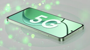 Foto de um celular com 5G escrito na tela. A imagem toda tem tons exverdeados