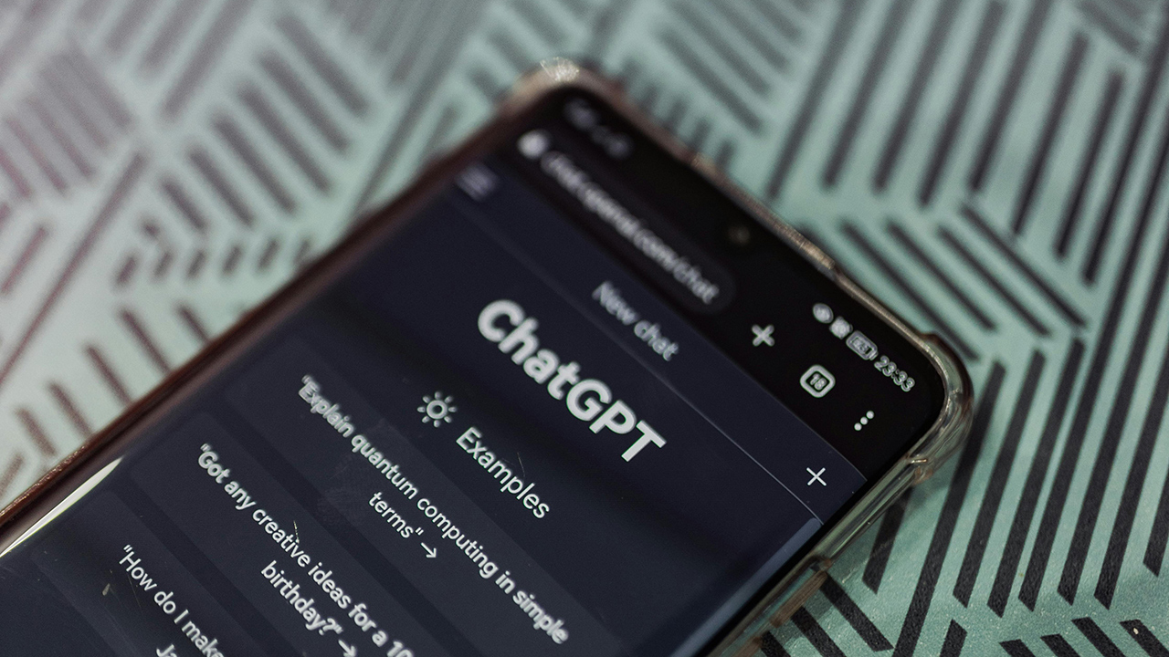 Um celular na página inicial do ChatGPT com algumas dicas de como usar o app