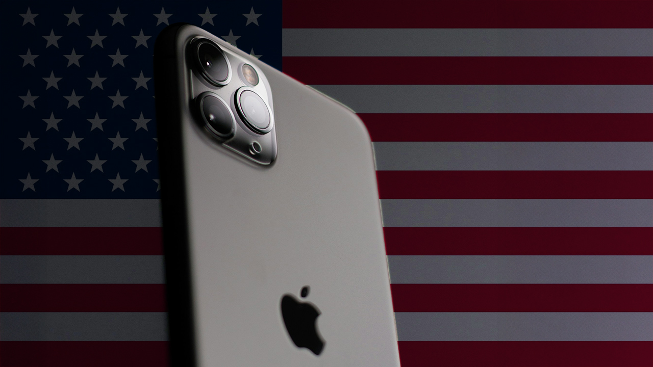 Foto de um iPhone Pro com a bandeira dos EUA de fundo