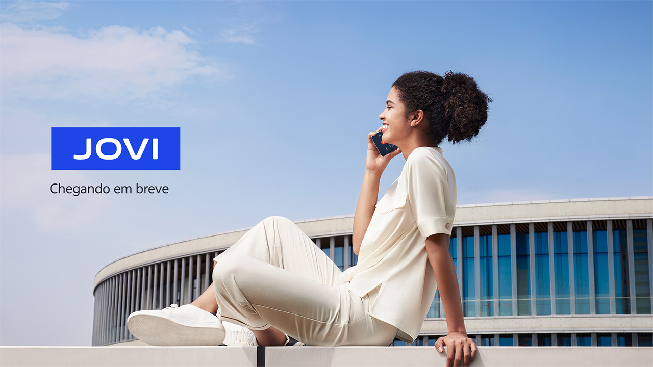 Jovi, chegando em breve ao Brasil. Foto de uma pessoa sentada falando ao celular