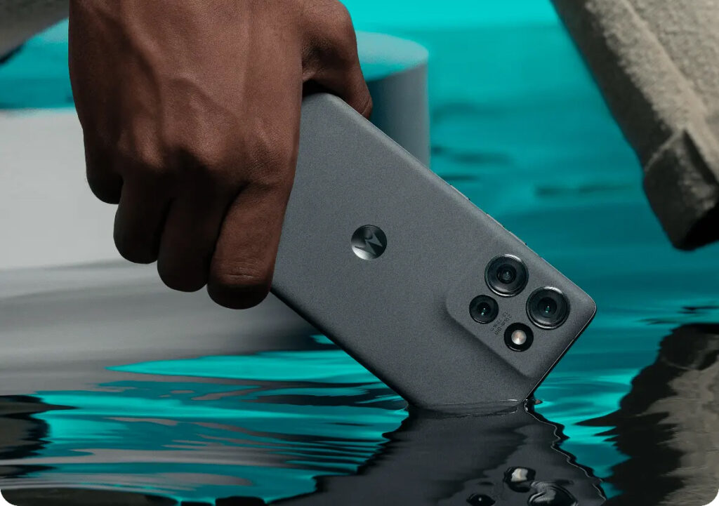 Motorola Edge 50 na cor cinza é colocado em um corpo d'água