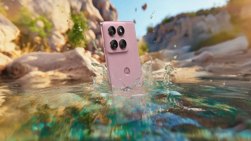 Foto do Motorola Edge 60 Fusion na cor rosa mergulhando em água