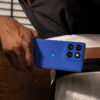 Foto do Motorola Edge 60 na cor azul na mão de uma pessoa