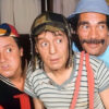Os personagens Quico, Chaves e Seu Madruga olham para algo à esquerda e fora do quadro