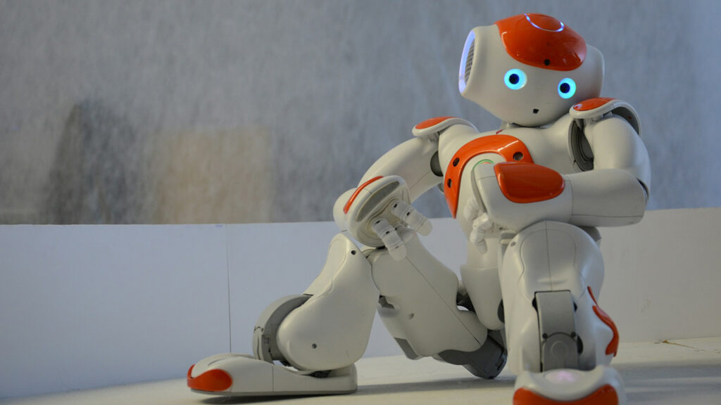 Estátua de um robô em uma posição sexualmente sugestiva