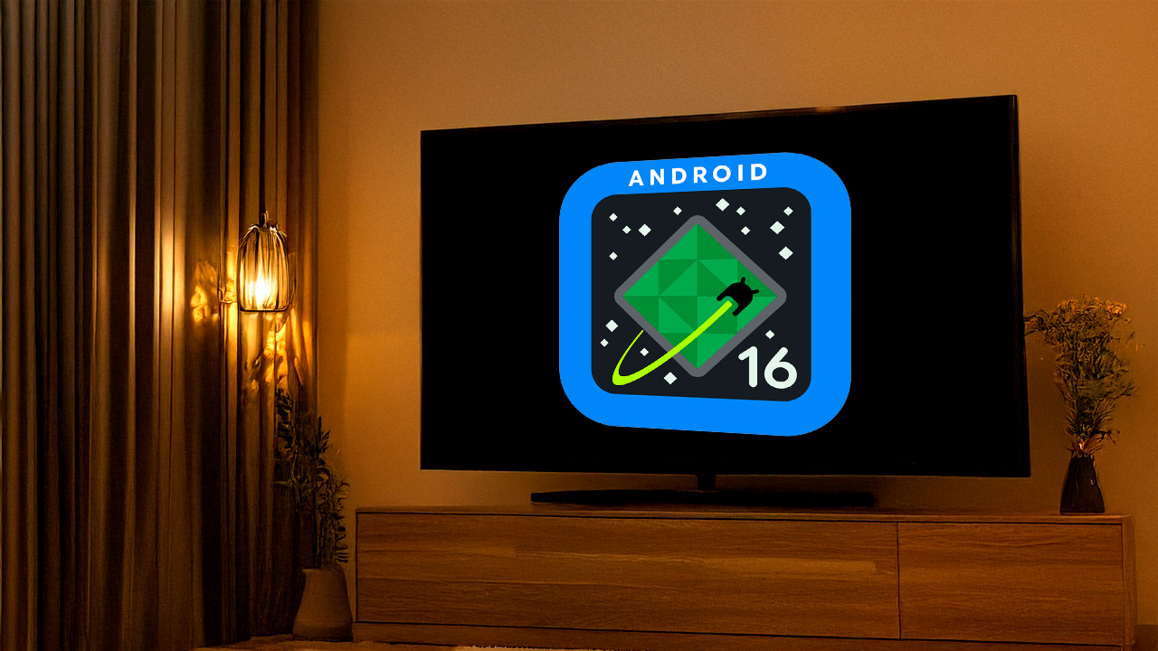 Logo do Android 16 em uma televisão. A TV está em uma sala com iluminação baixa, com uma luminária ao lado de uma cortina fechada