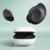 Galaxy Buds FE na cor preta, com o estojo de transporte branco por fora e preto no interior