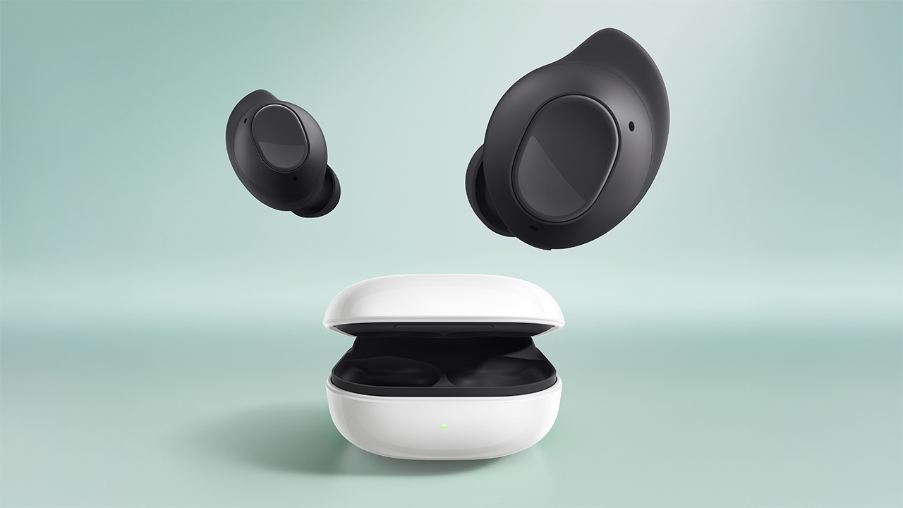 Galaxy Buds FE na cor preta, com o estojo de transporte branco por fora e preto no interior