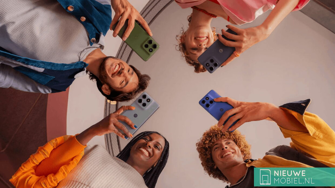 Foto de pessoas usando o Moto G56 nas quatro cores Pantone. Elas são vistas de baixo, para mostrar a traseira do aparelho. Há uma marca d'água do site NieuweMobiel na image