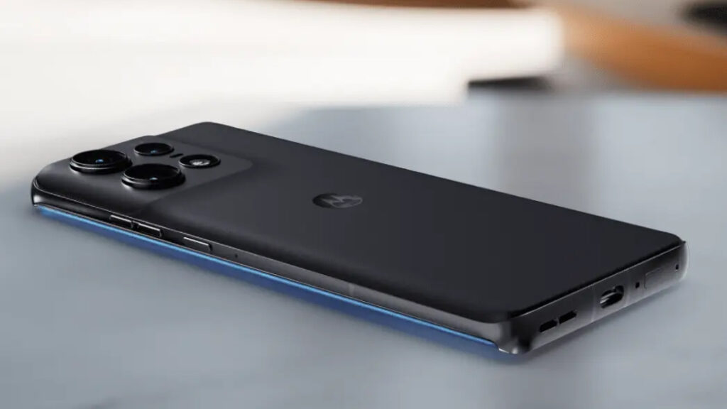 Motorola Edge 50 Pro na cor preta possui acabamento de silicone que imita couro