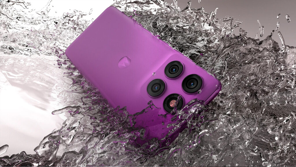 Motorola Edge 60 Pro na cor roxa envolto por água, mostrando sua resistência ao líquido