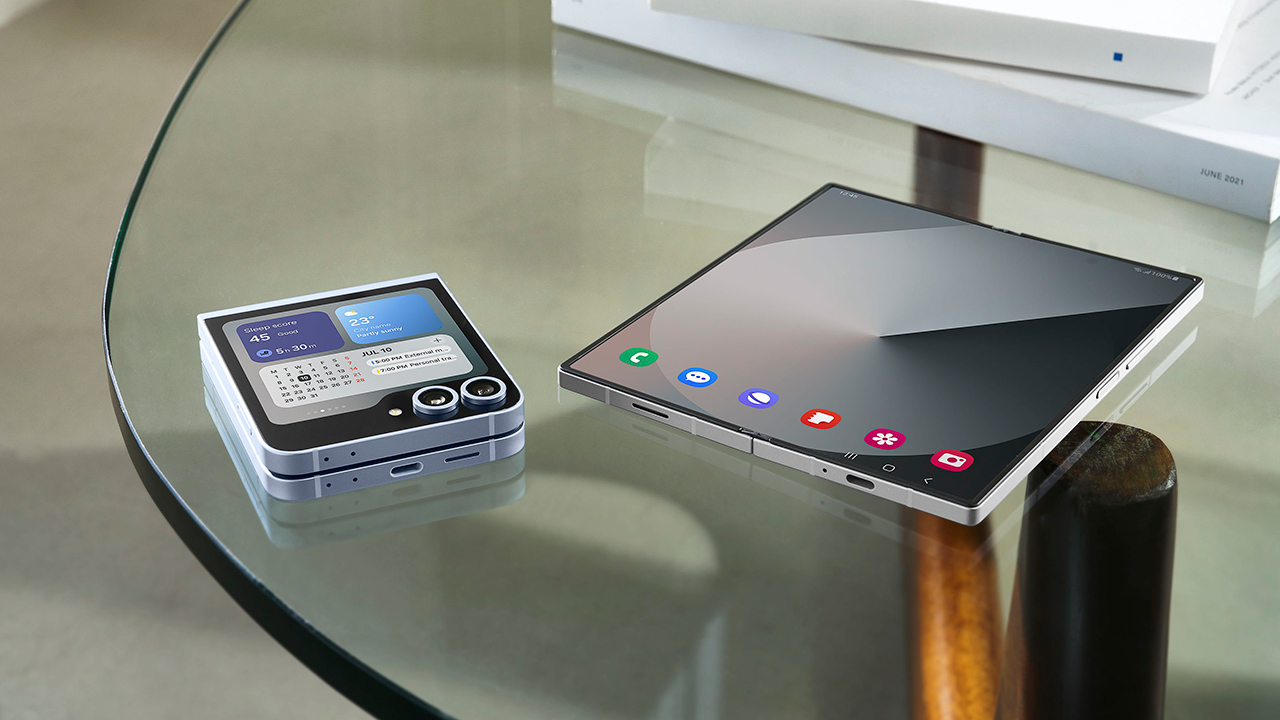 Galaxy Z Flip 6 fechado à esquerda e o Galazy Z Fold 6 aberto e mostrando a tela à direita