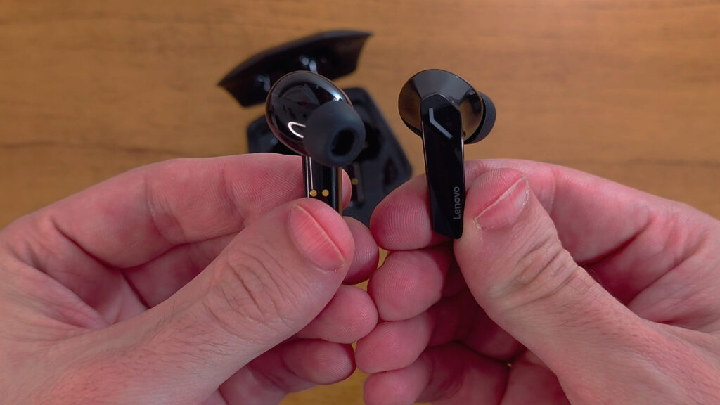 Lado esquerdo do GM2 Pro com o lado da ponteira de silicone virada para a câmera, e o lado direito virado para mostrar a haste com detalhe do LED