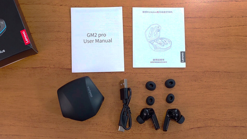 Manuais (em inglês e chinês), estojo de transporte, cabo USB-C para USB-A, dois pares de ponteiras de silicone extras e o fone GM2 Pro