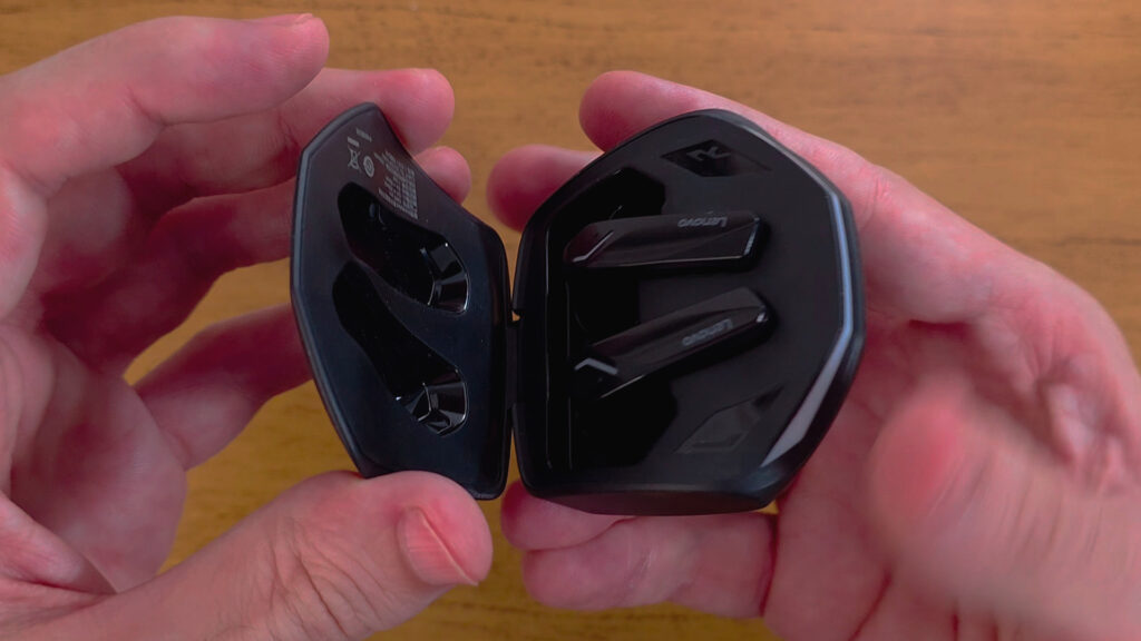 O estojo de transporte do GM2 Pro aberto, mostrando a tampa um pouco fina e, talvez, um tanto frágil