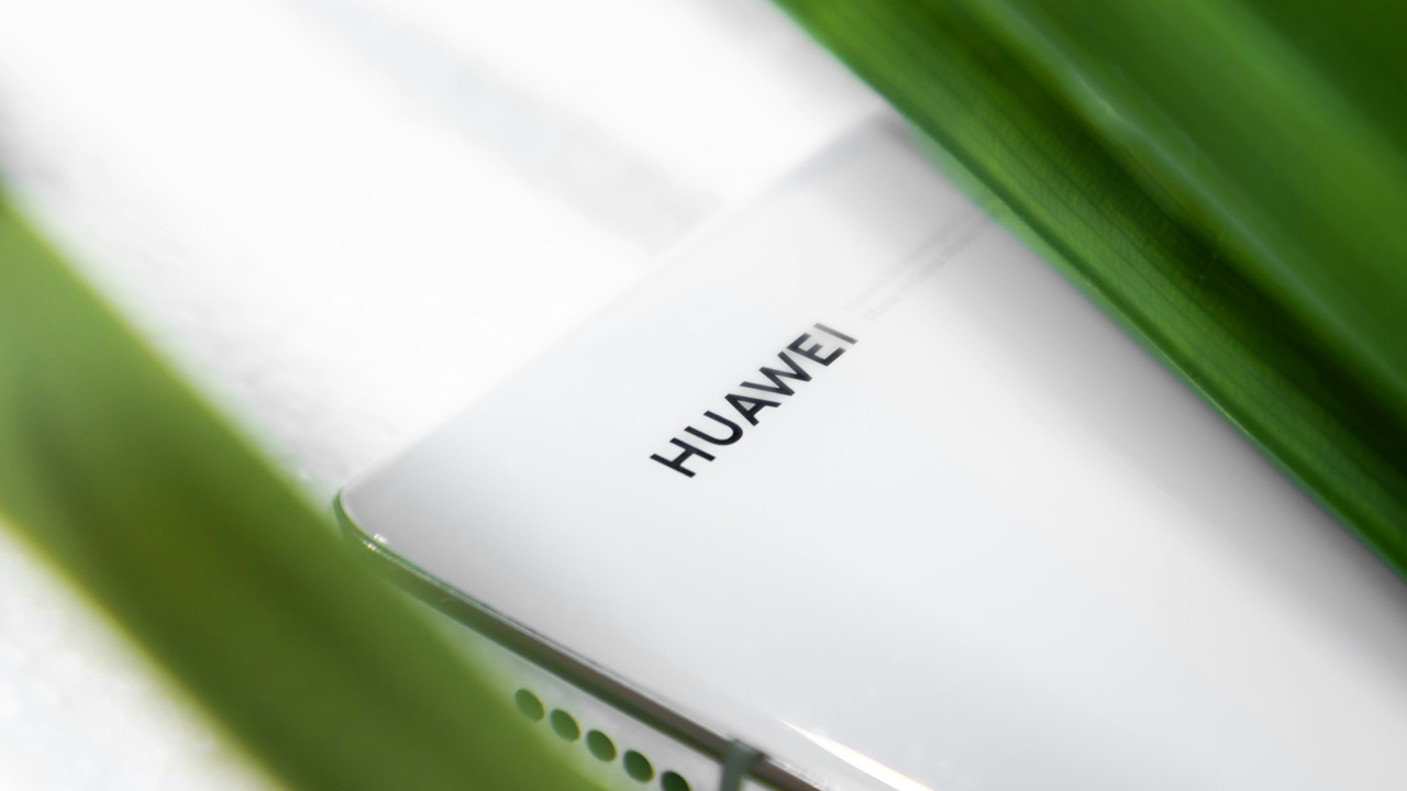 Foto da tampa de um notebook da Huawei, na cor branca, com o nome da empresa escrito no canto