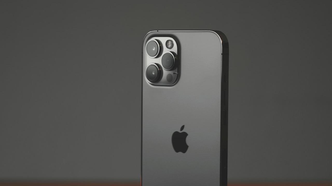 Foto do iPhone 12 Pro Max mostrando a maçã gravada na parte traseira do aparelho