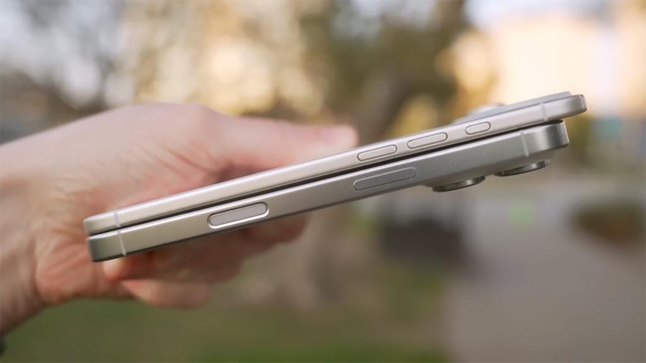 Uma foto compara a espessura de um iPhone 17 Air fino com um iPhone 17 Pro Max mais espesso