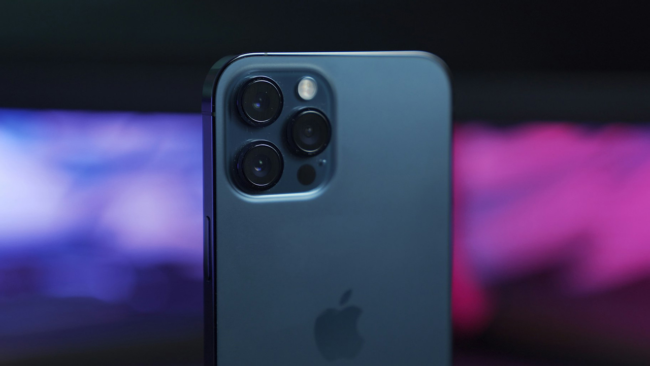 Traseira de um iPhone Pro com as câmeras posicionadas como um "cooktop"