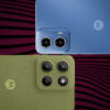 Imagem do Moto G34 azul deitado na metade de cima e o Moto G15 verde deitado na parte de baixo