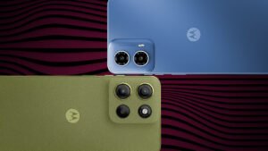 Imagem do Moto G34 azul deitado na metade de cima e o Moto G15 verde deitado na parte de baixo