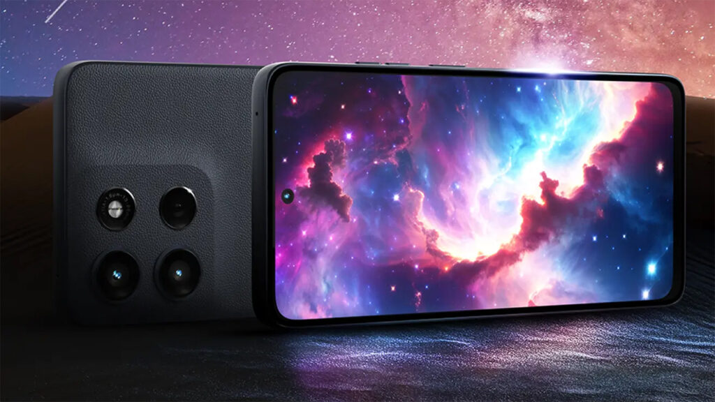 Foto de dois Moto G56, um mostrando a tela a foto de uma nebulosa e outro com a traseira, mostrando apenas as câmeras