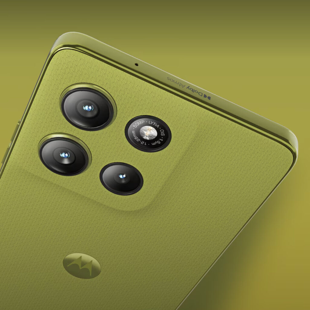 Moto G86 Power em uma cor verde meio amarelada. Dá para ver as três lentes de câmera e o flash posicionados como o lado 4 de um dado