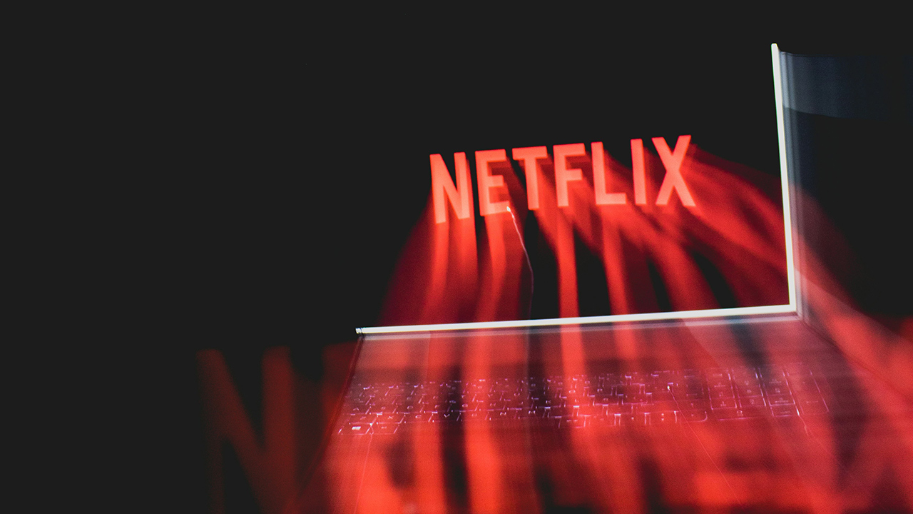 Logo da Netflix em uma TV com efeito de rastro de luz