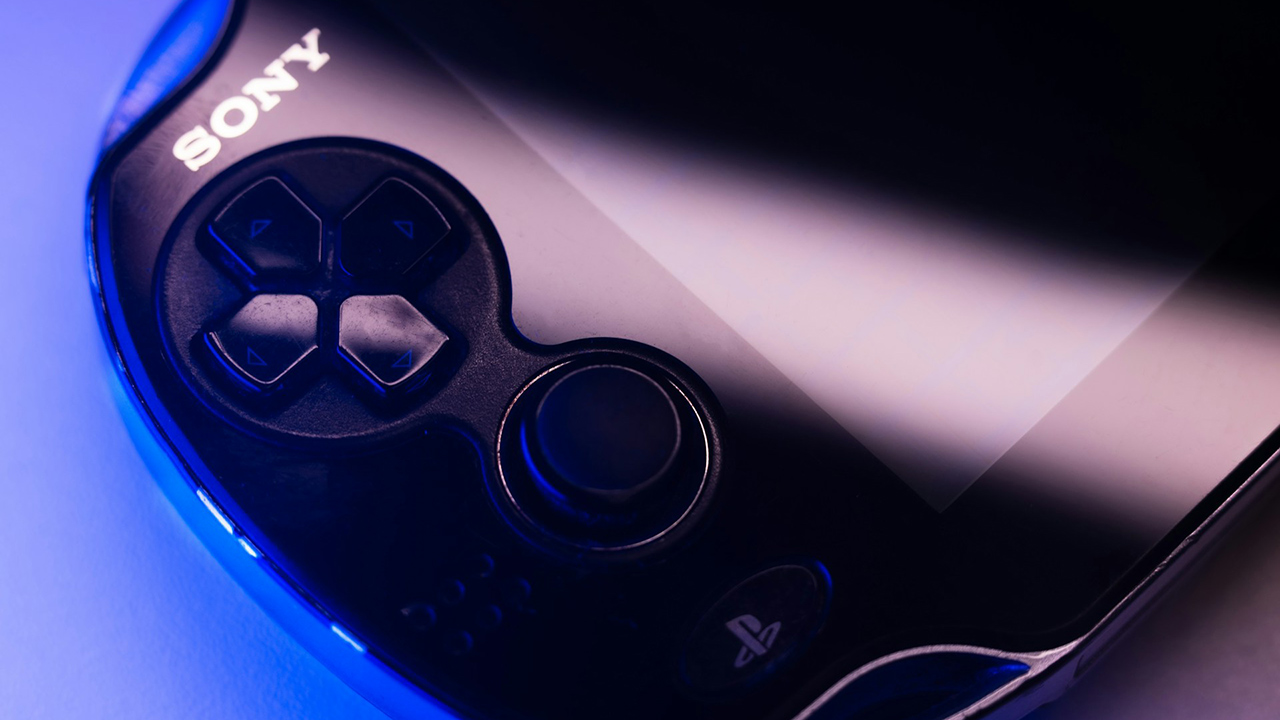 Uma foto dos direcionais do PS Vita, bem aproximada, mostrando o logo da Sony e também do PlayStation