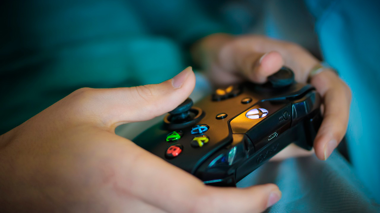 Uma pessoa joga com um controle do Xbox