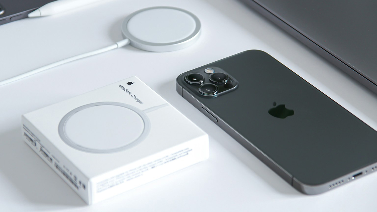 iPhone 17 pode ter carregamento de 45 W, indicam novos acessórios da Apple