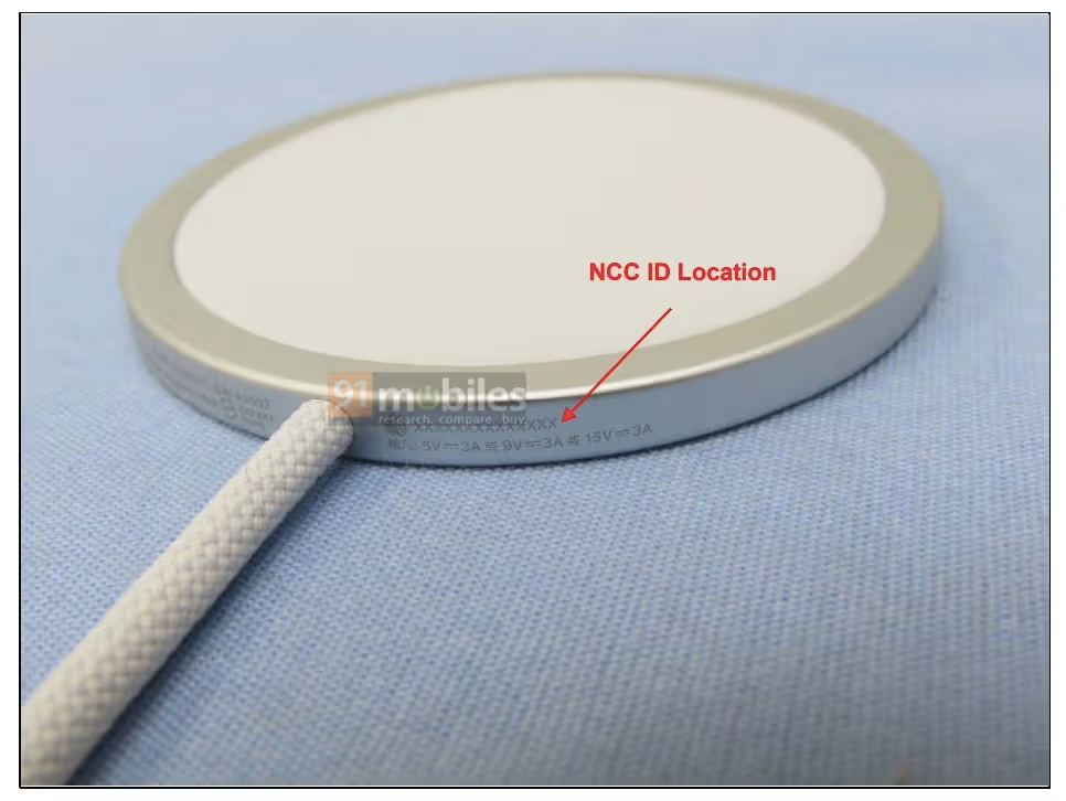 Foto de um carregador MagSafe da Apple com 45 W de potência