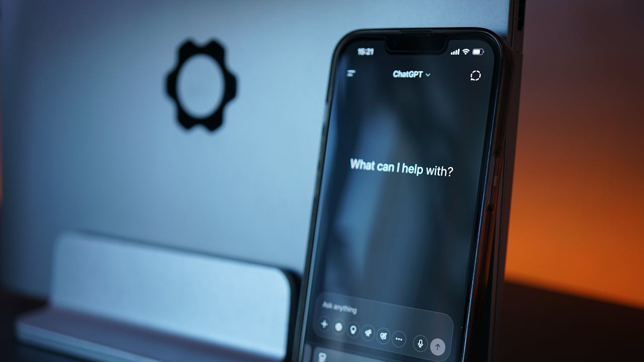 Um celular na tela inicial do ChatGPT