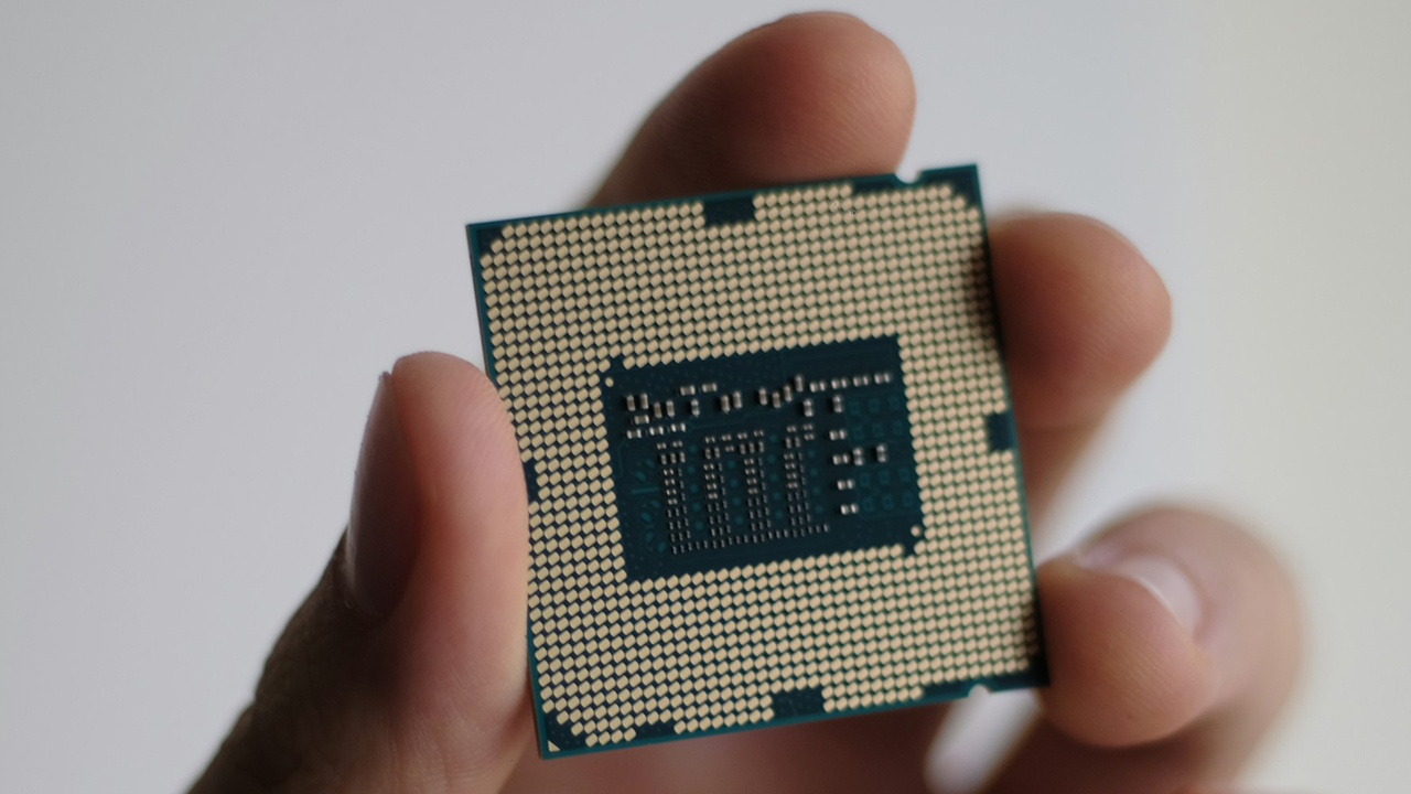 Um chip na mão de uma pessoa