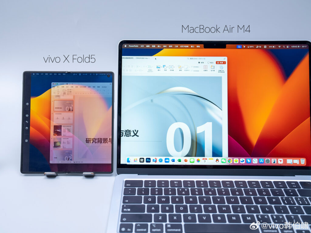 Vivo X Fold 5 aberto ao lado de um MacBook com parte da janela nos dois dispositivos, mostrando uma integração estilo Sidecar