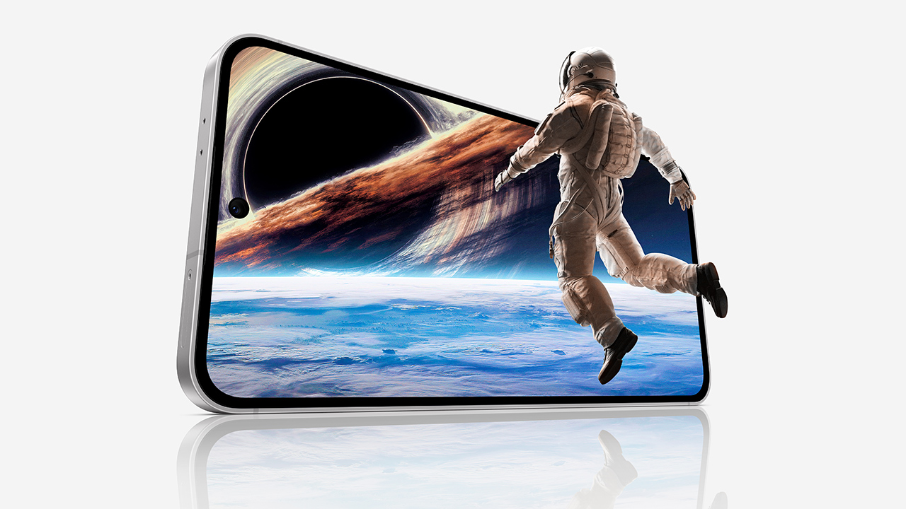 Tela do Galaxy S24 FE com um astronauta para fora