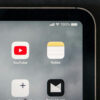 Ícone do app do YouTube na tela de um iPad